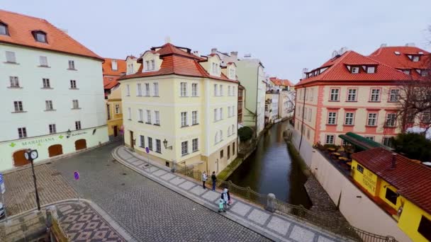 Blick Von Der Karlsbrücke Auf Die Siedlungen Mala Strana Kleinseite — Stockvideo