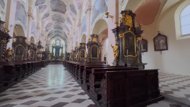 Interior Afrescado Histórico Igreja Mosteiro Strahov Com Móveis Madeira Decorações — Vídeo de Stock