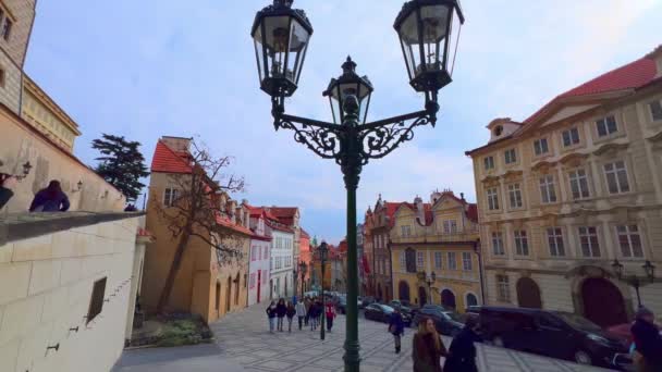 捷克共和国布拉格 Nerudova街 古色古香的街灯 装饰造型 装饰浮雕和瓷砖屋顶的风景如画的房子门面 — 图库视频影像