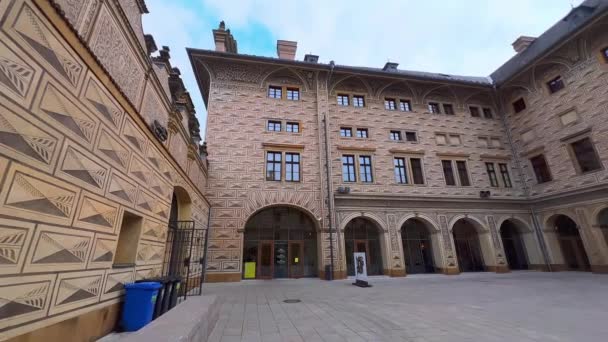 Panorama Zdobeného Nádvoří Schwarzenberského Paláce Tradiční Českou Sgrafitovou Výzdobou Hradčany — Stock video