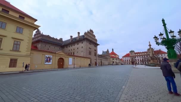 捷克共和国布拉格Hradcany城堡广场上的全景宫殿 装饰有石棺 塑像和雕塑 — 图库视频影像
