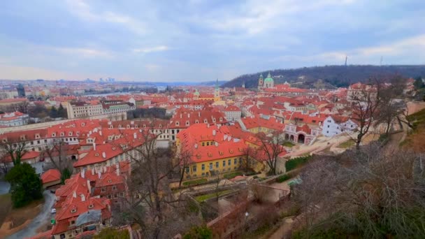 Zamek Obserwuje Panoramę Czerwonej Zadaszonej Mala Strana Wieloma Zabytkowymi Domami — Wideo stockowe