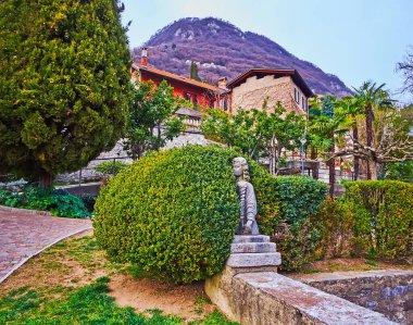 Castagnola, Lugano, İsviçre 'nin küçük bahçesindeki kutunun içine gizlenmiş klasik heykel.