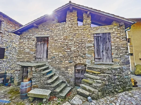 Güzel ortaçağ taş evi korunmuş eski ahşap kapılı, Bre, İsviçre