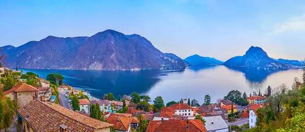 Castagnola Ticino Switzerland에서 Monte Sighignola와 Monte San Salvatore가있는 Lugano 호수의 로열티 프리 스톡 사진