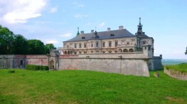 Ukrayna 'nın Lviv Bölgesi' nde Woroniaki Tepeleri yamacında yer alan Pidhirtsi Kalesi 'nin taş surları boyunca yürü.