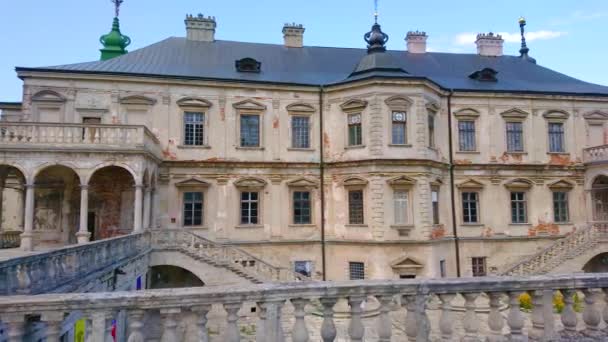 中世纪皮德里城堡 要塞主楼全景 墙壁破烂不堪 装饰楼梯 两边拱形对称画廊 乌克兰 — 图库视频影像