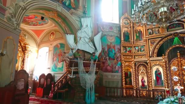 ウクライナ ホシヴ ヤスナホラのバシリア修道院の変容教会の豊かに装飾されたインテリア — ストック動画
