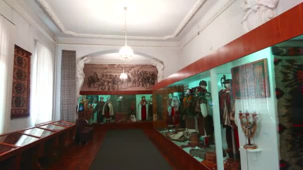 胡图族民俗艺术博物馆大厅 展出历史上著名的男女胡图族民族服装 乌克兰科尔米利亚 — 图库视频影像