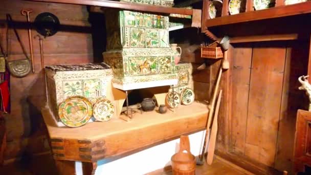 乌克兰Kolomyia Hutsul民间艺术博物馆 带有烤箱的古老的Hutsul房子的全景内部 上面覆盖着土坯瓦 手工制作的木制家具 绣花用品 — 图库视频影像