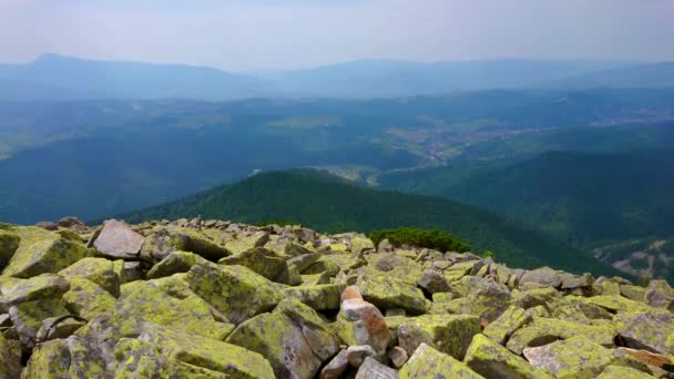 ウクライナ ブコヴェル ウクライナの背景にあるグリーンレンジ山脈とシルエットで覆われた木の斜面を観察したホモヒヤ山の頂上からのパノラマ — ストック動画