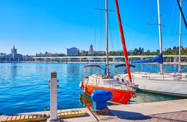 Malaga limanındaki yelken yatları Palm Grove of Surprises gezinti güvertesi, İspanya