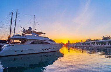 İspanya, Malaga Limanı 'nda demirlemiş yatların arkasındaki güzel gün batımı.
