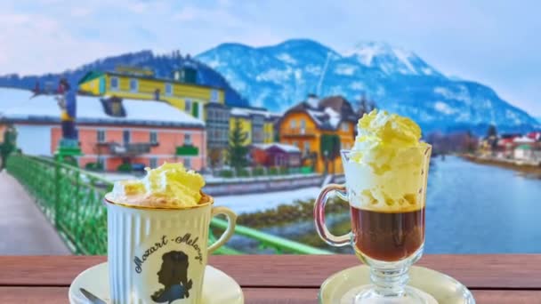 オーストリアのBad Ischlのトラウン川と冬アルプスに対するコーヒーメランジのパララックススクロール — ストック動画