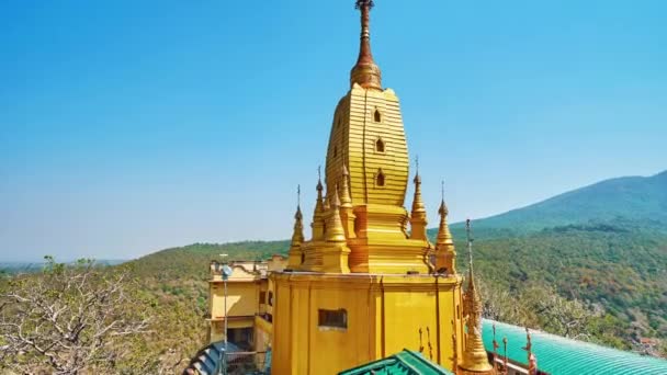 Paralaksa Przewijanie Malowniczej Złotej Pagody Klasztoru Popa Taung Kalat Parasolem — Wideo stockowe