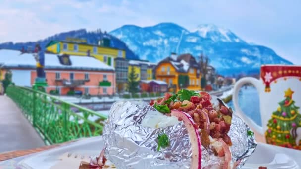 Paralaxové Rolování Pečených Brambor Zeleninovými Saláty Proti Řece Traun Alpách — Stock video