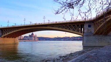 Tuna Nehri kıyısındaki olağanüstü Gotik Macar Parlamentosu, Macaristan 'ın Budapeşte kentindeki Margaret Köprüsü kemerinden görülüyor.