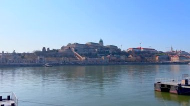 Tuna Nehri seti tarihi Buda Şatosu, Castle Garden Çarşısı ve Matthias Kilisesi, Budapeşte, Macaristan 'ın yüksek çan kulesine sahip Balıkçı Kalesi' ne bakıyor.