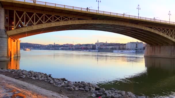 Картинный Вид Дунай Район Буды Через Арку Винтажного Моста Маргарет — стоковое видео