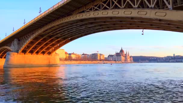 Elegant Gotisch Parlementsgebouw Door Boog Van Historische Margaret Bridge Gouden — Stockvideo