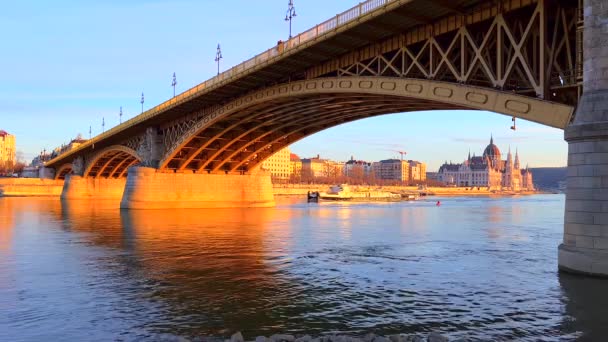Drieweg Margaret Bridge Donau Fel Zonsondergang Licht Met Parlementsgebouw Achtergrond — Stockvideo