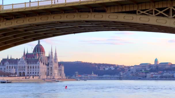Gotická Budova Parlamentu Středověkého Hradu Buda Břehu Dunaje Obloukem Margaret — Stock video