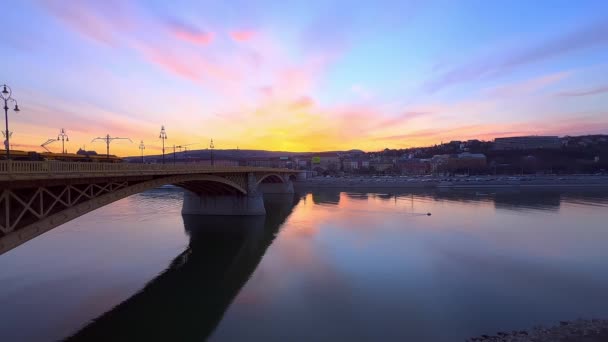 Дзеркальна Поверхня Річки Дунай Відображає Історичний Арочний Міст Маргарет Яскраве — стокове відео