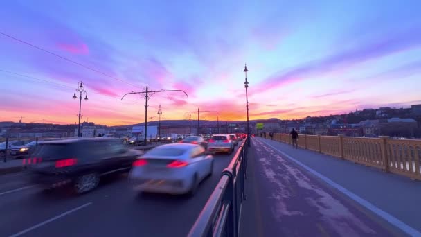 Rušný Večerní Provoz Margaret Bridge Výhledem Jasně Fialovou Soumračnou Oblohu — Stock video
