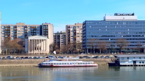 Margaret Island Bank Opent Het Uitzicht Donau Huisvesting Van Ujlipotvaros — Stockvideo