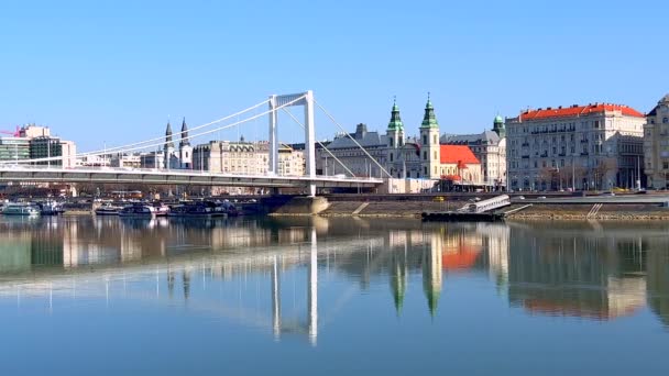 Город Мостом Через Дунай Историческое Жилье Церкви Пештской Набережной Будапешт — стоковое видео