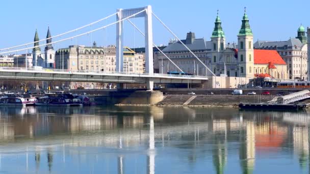 Desfrute Paisagem Urbana Budapeste Partir Aterro Rio Danúbio Observando Ponte — Vídeo de Stock
