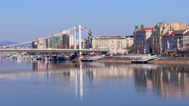 Flodstranden Budapest Med Elisabeth Bridge Över Donau Och Pesti Även — Stockvideo