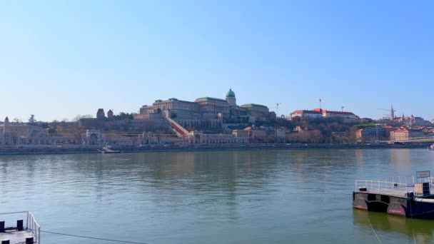 位于匈牙利布达佩斯Matthias教堂的多瑙河堤上 俯瞰着历史悠久的Buda城堡 城堡花园集市和渔民堡垒 还有一座高大的钟塔 — 图库视频影像