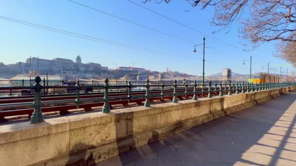 Набережна Джейн Хейнн Їздою Старовинному Жовтому Трамваї Проти Замку Будапешт — стокове відео