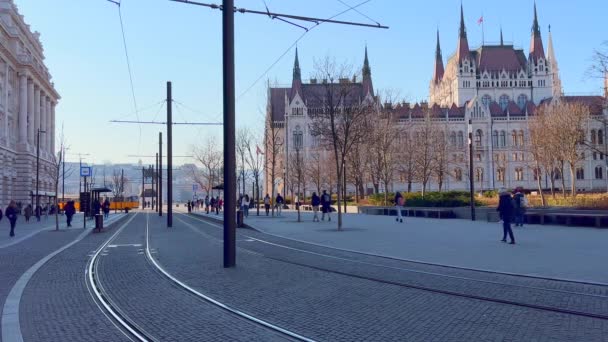 Die Gelbe Retro Straßenbahn Fährt Ihrer Station Lajos Kossuth Platz — Stockvideo