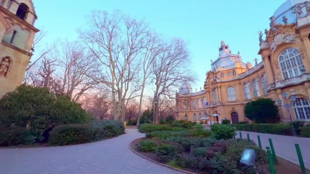 ハンガリー ブダペスト ハンガリーのシティパークの異なる建築様式と緑のランドマークを眺めながら パノラマ — ストック動画