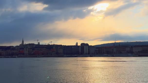 Wazige Zonsondergang Hemel Boven Donau Met Boeda Skyline Achtergrond Boedapest — Stockvideo