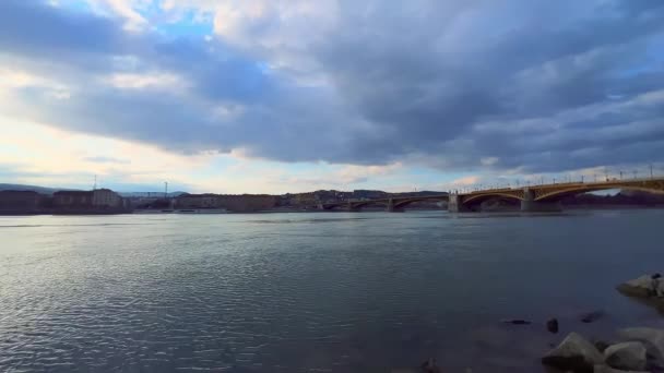 Panorama Del Río Danubio Ondulado Con Puente Margaret Vintage Terraplén — Vídeos de Stock