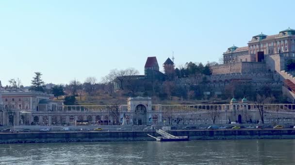 Πανόραμα Του Ποταμού Δούναβη Ιστορικό Κάστρο Της Βούδας Στην Κορυφή — Αρχείο Βίντεο