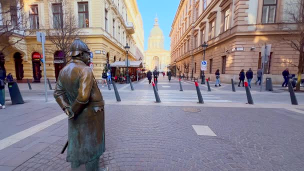 歴史的なセントスティーブン大聖堂の背景を眺めるツーリストのファットポリスマン像の中で人気 ブダペスト ハンガリー — ストック動画