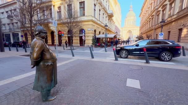 Estátua Policial Gordo Rua Zrinyi Com Catedral Santo Estêvão Fundo — Vídeo de Stock