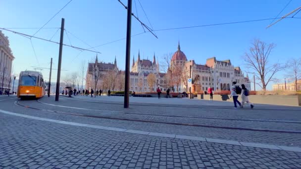 Tramway Jaune Vintage Tourne Sur Place Lajos Kossuth Devant Parlement — Video