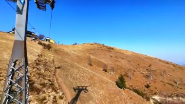 Monte Cimetta 'nın yamacındaki teleferiğin üst durağı Alpine Meadow Zone, Ticino, İsviçre' deki kuru bahar otlarıyla kaplıydı.