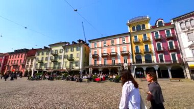 Tarihi Piazza Grande Meydanı 'nın panoraması atari salonu, mağaza, tezgah ve açık hava restoranları, Ticino, İsviçre