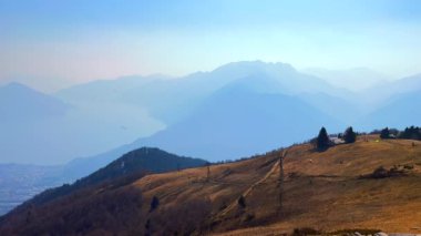 Cimetta Dağı, Ticino, İsviçre 'den gelen puslu güneşli Lepontine Alpleri manzarasının tadını çıkarın.
