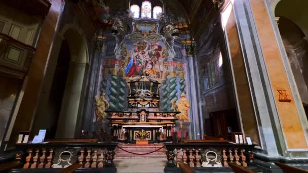瑞士洛迦诺 圣安东尼教堂壁画祈祷大厅的垂直全景 旁边有祭坛 漆过的所罗门柱和漂亮的穹顶 — 图库视频影像