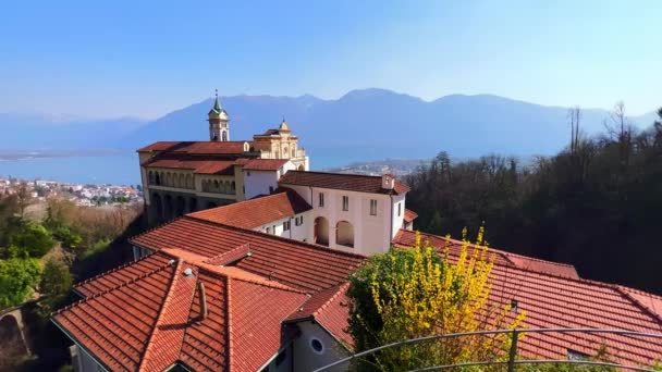 Tarihi Madonna Del Sasso Sığınağı Panoraması Maggiore Gölü Alpler Arka — Stok video