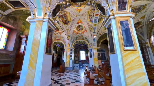 位于瑞士奥塞琳娜的圣母玛利亚Assunta教堂内装饰华丽的巴洛克风格建筑 装饰有粉刷装饰 镀金图案 — 图库视频影像