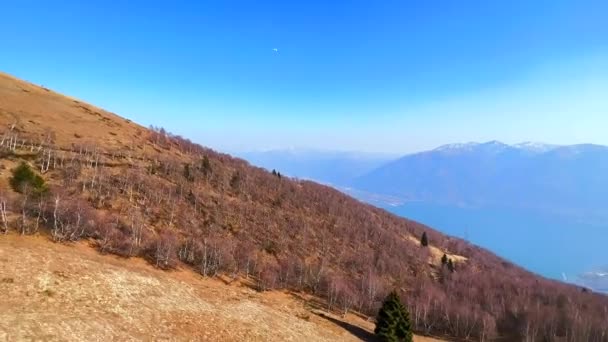 Monte Cimetta Nın Sarı Kuru Yamacında Arkadaki Sisli Mavi Maggiore — Stok video