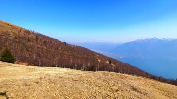 享受从座椅升降机到瑞士提契诺齐默塔山顶的全景阿尔卑斯山风光 — 图库视频影像